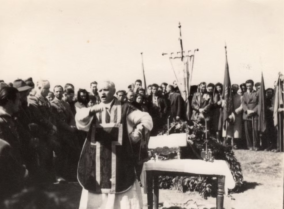 Italian priest recruiting for the Resistenza